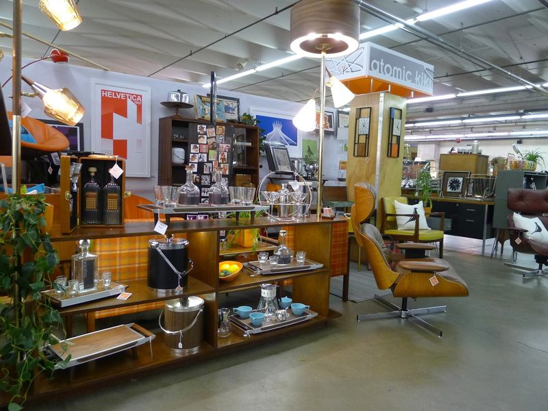 atomic kiki trade show booth